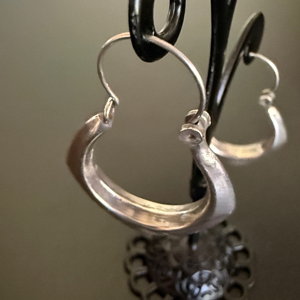 Vintage Handmade Silver Hoop Earrings with hammered detail - Picture 6 of 11